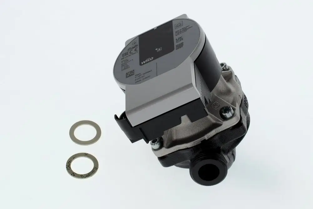 Wilo-Pumpe mit metallischem Gehäuse, schwarzem Unterteil und zwei Dichtungen in der Nähe. Die Marke Bosch ist auf dem oberen Teil der Pumpe aufgedruckt.